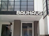 Bauhaus Architektur - Der Eingang zum Bauhaus